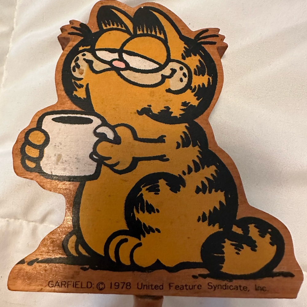 🐕 Garfield Wooden Mug Tree with Character Top and McDonald’s Mugs - Picture 9 of 16